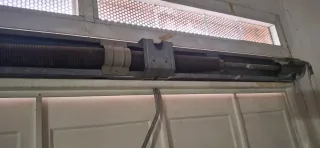 Puerta de garaje blanca