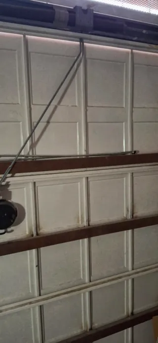 Puerta de garaje blanca