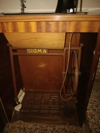 Máquina de coser Sigma antigua de pedal