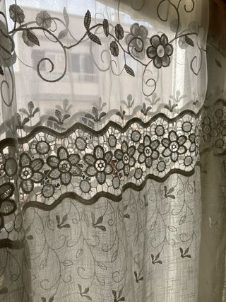 Cortina de lino beige y blanca con encaje