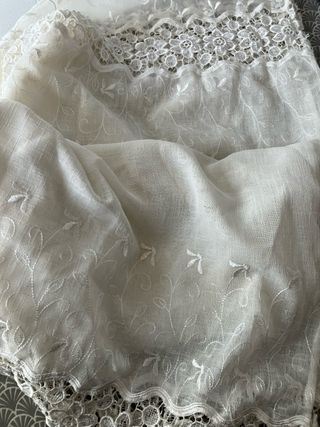 Cortina de lino beige y blanca con encaje