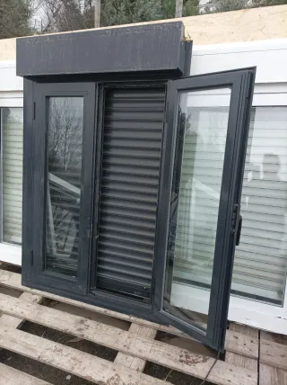 Ventana aluminio con persianas
