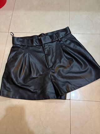 Pantalones cortos efecto piel Zara negros