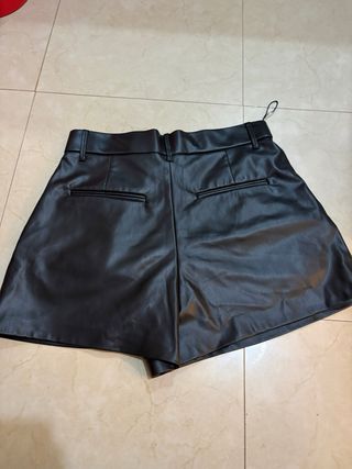 Pantalones cortos efecto piel Zara negros