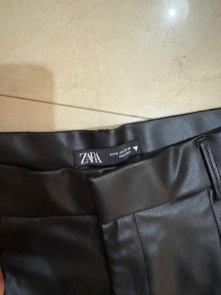 Pantalones cortos efecto piel Zara negros