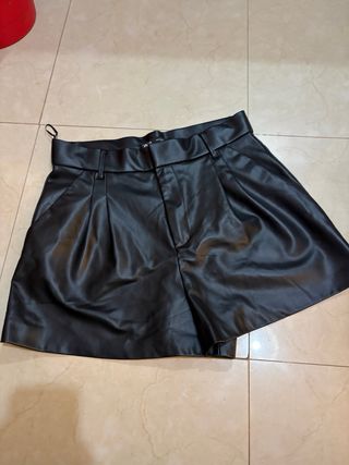 Pantalones cortos efecto piel Zara negros