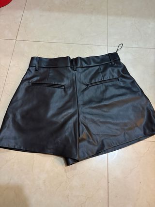 Pantalones cortos efecto piel Zara negros