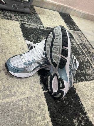 Zapatillas ASICS Blancas y Plateadas