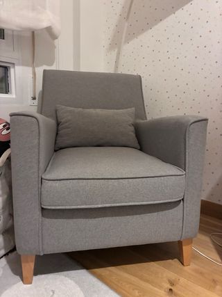 Sillón orejero gris tela