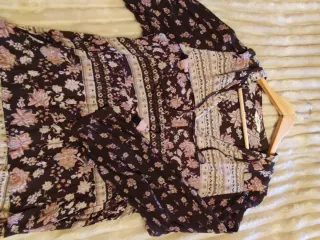 Blusa estampada floral marrón y rosa