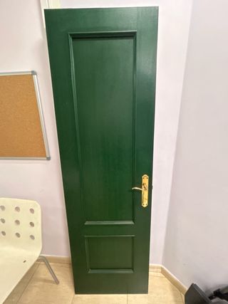 Puerta interior verde con manilla dorada