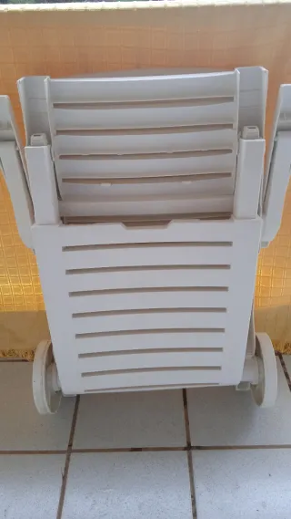 Tumbona resina plegable con ruedas piscina/jardín