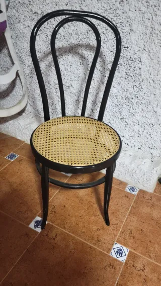 Silla ligera de madera con asiento de rejilla