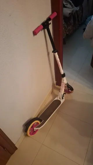 Patinete infantil blanco y rosa