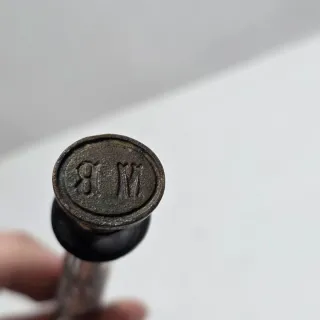 Vecchio timbro in argento cesellato con monogramma