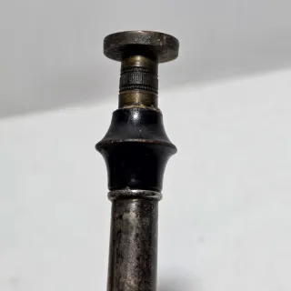 Vecchio timbro in argento cesellato con monogramma