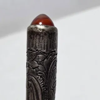 Vecchio timbro in argento cesellato con monogramma