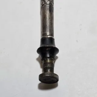 Vecchio timbro in argento cesellato con monogramma