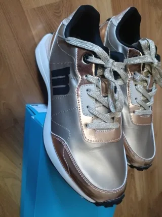 Tenis de mujer MUSTAND,  Modelo en fotografías.