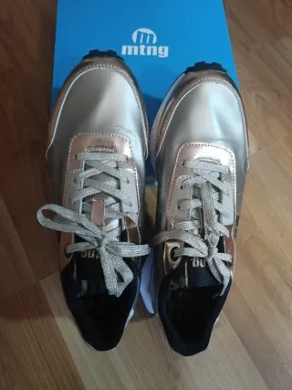 Tenis de mujer MUSTAND,  Modelo en fotografías.