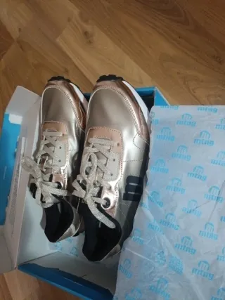 Tenis de mujer MUSTAND,  Modelo en fotografías.