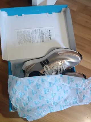 Tenis de mujer MUSTAND,  Modelo en fotografías.