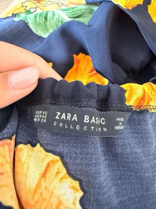 Top Zara floral hombros descubiertos (XS)