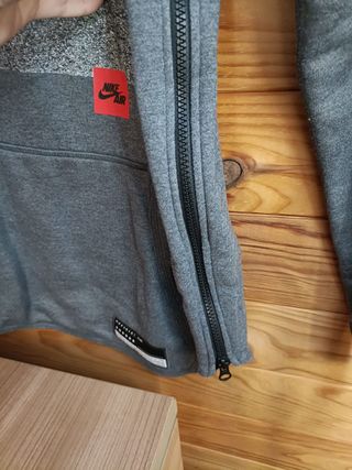 Sudadera Nike Color Gris, Negro y Rojo Talla XS.