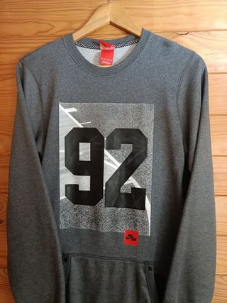 Sudadera Nike Color Gris, Negro y Rojo Talla XS.
