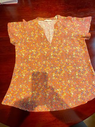 Blusa naranja con estampado floral