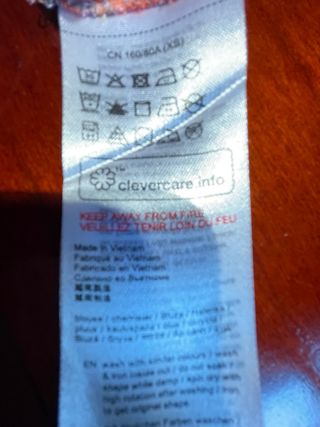 Blusa naranja con estampado floral