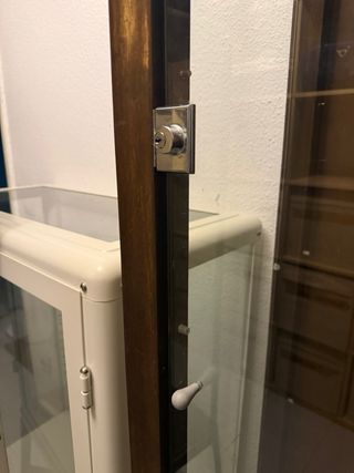 Vitrina de madera y cristal con cerradura