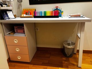 Escritorio infantil blanco y madera
