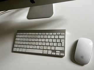 Apple iMac 21,5” Argento/Bianco + Tastiera + Mouse