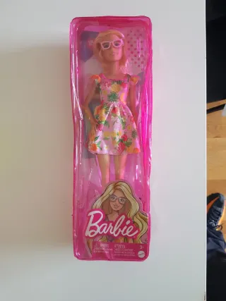 Barbie con vestido estampado de frutas