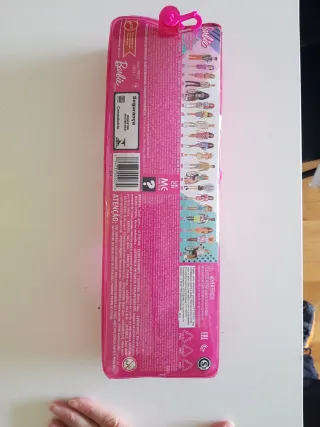 Barbie con vestido estampado de frutas