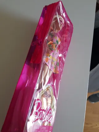 Barbie con vestido estampado de frutas