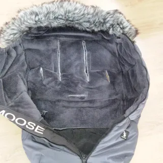 Saco de bebé gris con capucha de pelo