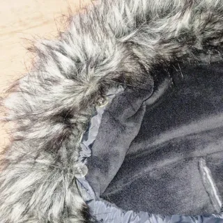 Saco de bebé gris con capucha de pelo