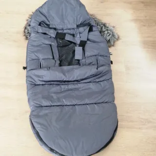 Saco de bebé gris con capucha de pelo