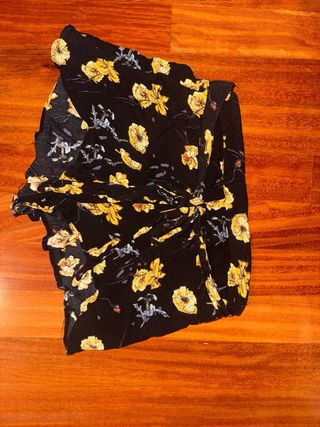 pantalón floral negra y amarilla