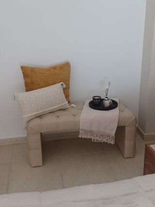 Banco pie de cama beige polipiel