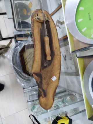 Tabla de madera de olibo con cuchillo
