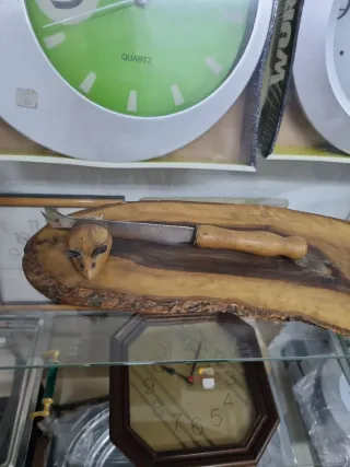 Tabla de madera de olibo con cuchillo