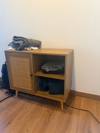 Aparador de madera y ratán