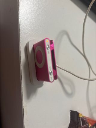 Ipod shuflle rosa con el cargador original