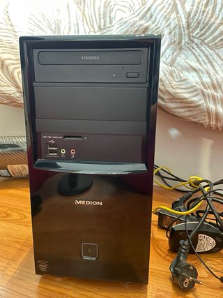 Ordenador acer con torre treclado y ratón