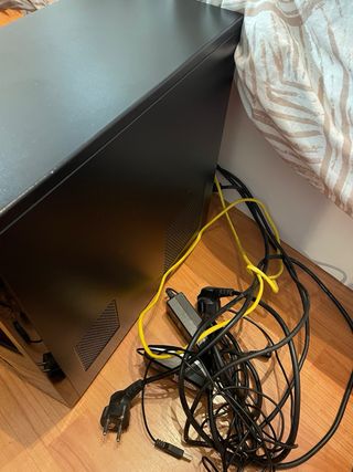 Ordenador acer con torre treclado y ratón