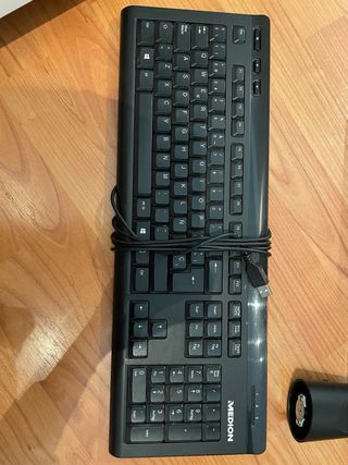 Ordenador acer con torre treclado y ratón