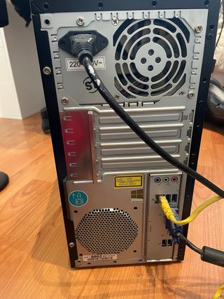 Ordenador acer con torre treclado y ratón